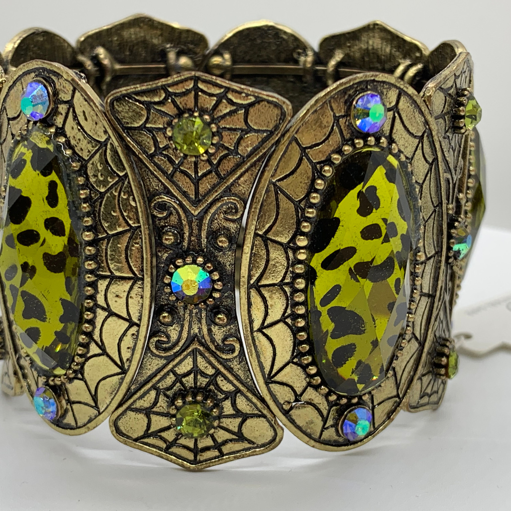 Beautifully Detailed Stretch Gold Colored Cuff With Green Stones New 16$